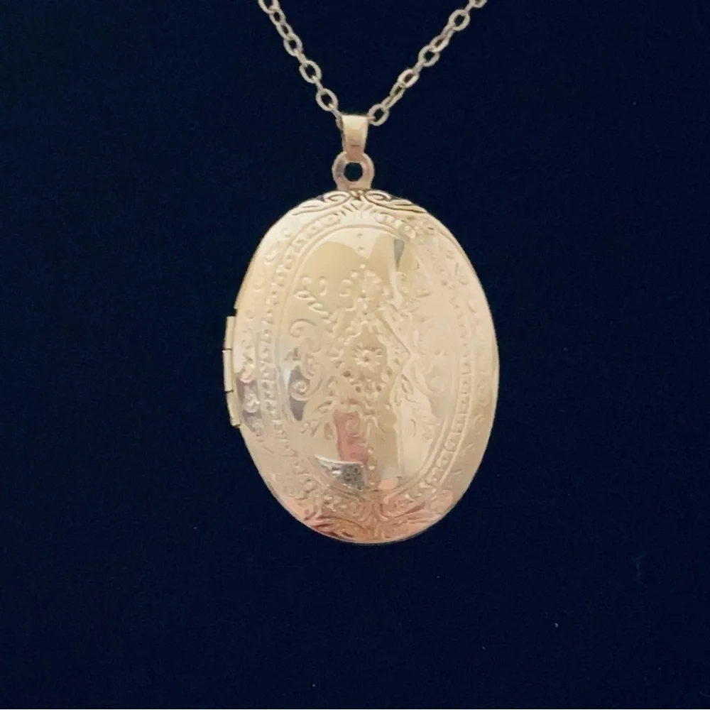 New! Carved Photo Frame Locket Necklace